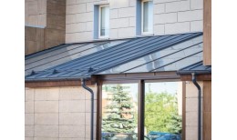 Фальц двойной стоячий Line Grand Line 0,5 GreenCoat Pural BT, matt с пленкой на замках RR 32 темно-коричневый (RAL 8019 серо-коричневый)